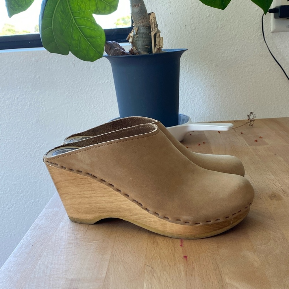 No. 6 Tan Wedge Mules